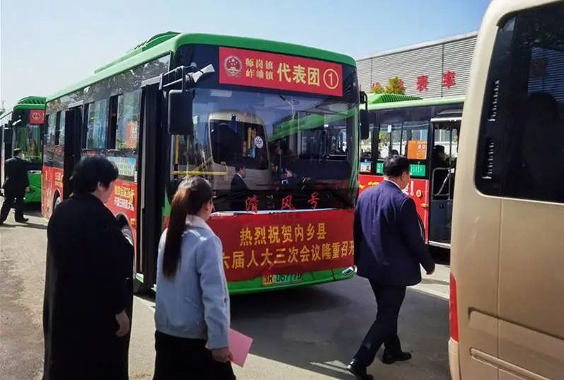 華?？萍钾瓋?nèi)鄉(xiāng)縣兩會人大代表、政協(xié)委員到公司觀摩調(diào)研